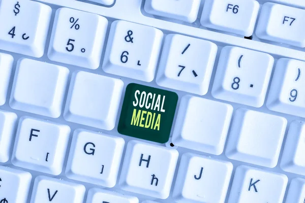 Texto de caligrafia Social Media. Conceito que significa canal de comunicação on-line Networking Microblogging Teclado branco do PC com papel de nota vazio acima do espaço de cópia da chave de fundo branco . — Fotografia de Stock