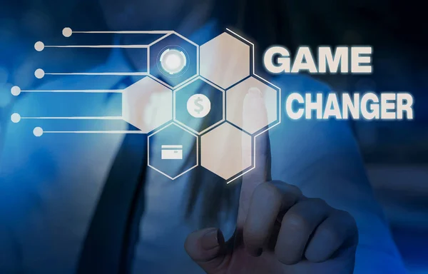 Woord schrijf tekst Game Changer. Business concept voor sport data Score keeper Gamestreams Live scores team beheerders vrouw dragen formeel werk pak presentatie presenteren met behulp van smartapparaat. — Stockfoto