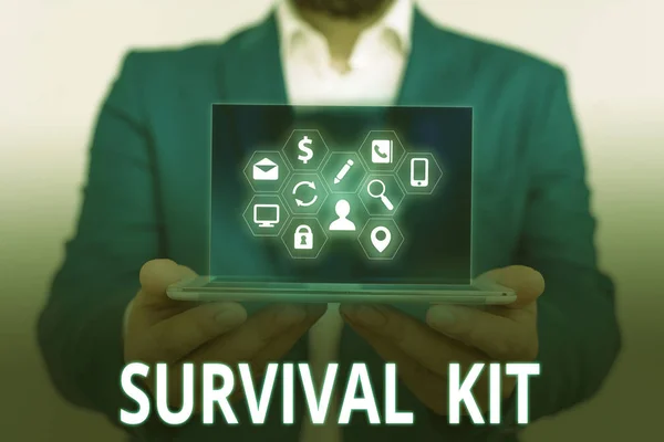 Escritura a mano conceptual que muestra Survival Kit. Texto de la foto de negocios Equipo de emergencia Colección de artículos para ayudar a alguien . —  Fotos de Stock
