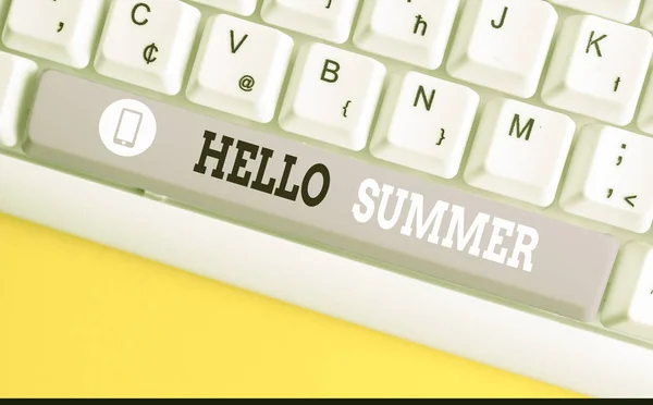 Ecriture conceptuelle montrant Hello Summer. Photo d'affaires mettant en valeur Accueillir la saison la plus chaude de l'année vient après le printemps Clavier pc blanc avec papier note au-dessus du fond blanc . — Photo