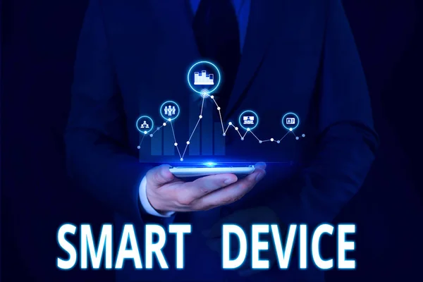 Tekst teken dat smart apparaat weergeeft. Conceptuele foto elektronische gadget die in staat om te verbinden delen interactie met gebruiker mannelijke menselijke slijtage formele werk pak presentatie presenteren met behulp van smartapparaat. — Stockfoto