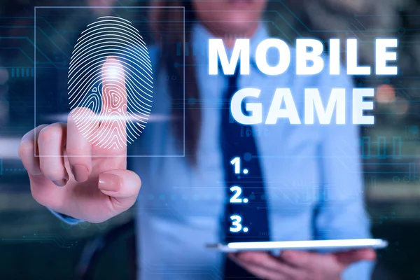 Parola di scrittura del testo Gioco mobile. Business concept per loro sono divertenti programmi fatti per lavorare su dispositivo intelligente Donna indossare abito da lavoro formale presentazione utilizzando dispositivo intelligente . — Foto Stock