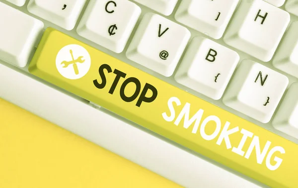 Konzeptionelle Handschrift, die mit dem Rauchen aufhört. Business-Fototext Einstellung oder Einstellung der Tabakabhängigkeit weiße PC-Tastatur mit Notizpapier über weißem Hintergrund. — Stockfoto