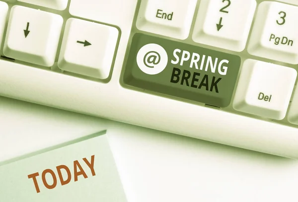Tekst pisania tekstu Spring Break. Koncepcja biznesowa dla okresu urlopowego w szkole i na uniwersytetach podczas wiosny biała klawiatura PC z pustym papierem notatki powyżej białego tła klucza kopii miejsca. — Zdjęcie stockowe