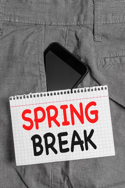 Texte manuscrit Spring Break. Concept signifiant Période de vacances à l'école et les universités au printemps Appareil smartphone à l'intérieur pantalon de travail formel poche avant près du papier de note . — Photo