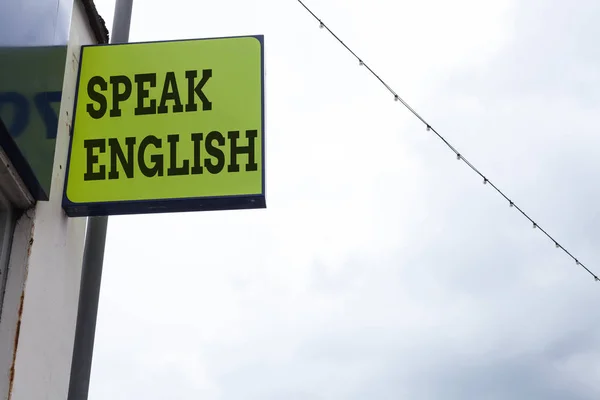 Ord skrivning text talar engelska. Affärsidé för att studera en annan främmande språk online verbala kurser Green AD Board på gatan med kopia utrymme för reklam. — Stockfoto