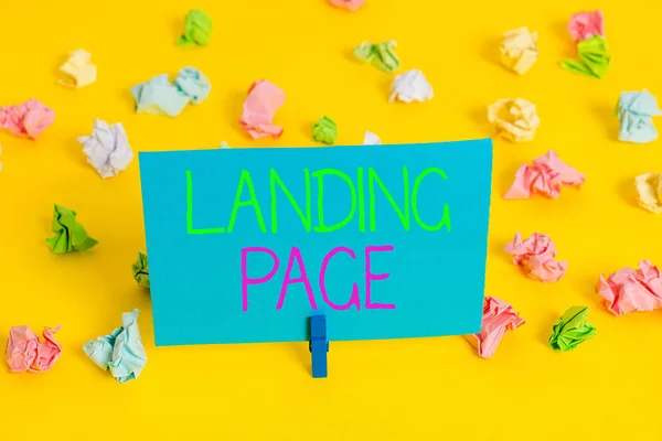 Nota di scrittura che mostra la Landing Page. Business photo showcase Sito web a cui si accede facendo clic su un link su un'altra pagina Web Carta colorata spiegazzata vuoto promemoria pavimento bianco molletta . — Foto Stock