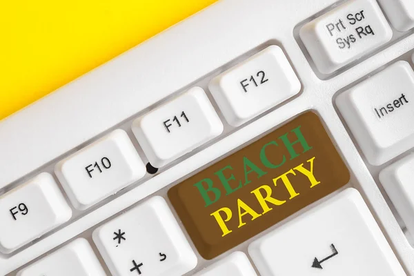 Texte manuscrit Beach Party. Concept signifiant petit ou grand festival organisé sur les rives de la mer portant habituellement un bikini Clavier pc blanc avec papier de note vide au-dessus de l'espace de copie de clé de fond blanc . — Photo