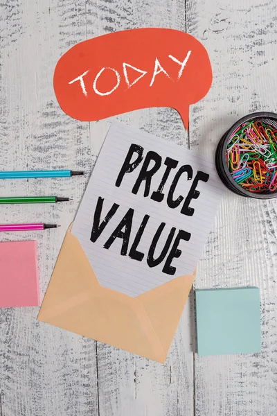 Text pro zápis do aplikace Word hodnota ceny. Podnikatelský koncept pro strategii, která stanovuje náklady primárně, ale ne výhradně obklopit bublinový papír na papíru balíčky poznámky klipy dřevěné zadní. — Stock fotografie