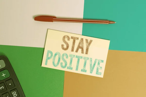 Scrivere una nota che mostra Stay Positive. Business photo showcase Impegnarsi in pensieri upplifting Be Optimistic and Real Office appliance square desk study supplies paper sticker . — Foto Stock