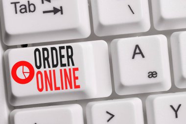 Order Online'ı gösteren kavramsal el yazısı. Beyaz arka plan tuşu kopyalama alanı üzerinde not kağıdı ile internet Klavye üzerinden satıcılardan mal ve hizmet satın alma gösteren İş fotoğraf.