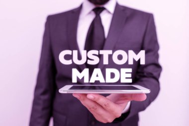 Özel Made gösteren not yazma. Belirli bir müşteri organizasyonu için sipariş vermek için bir şey vitrine İş fotoğrafı.