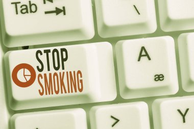 Sigarayı Durdur'u gösteren kavramsal el yazısı. Beyaz arka plan tuşu kopyalama alanı üzerinde not kağıdı ile tütün bağımlılığı Klavye kullanımı durdurma veya durdurma gösteren İş fotoğrafı.