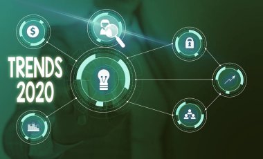 Eğilimler 2020'yi gösteren metin işareti. Kavramsal fotoğraf Gelecek yıl hakim eğilim Yaygın Tartışılan Online Kadın akıllı cihaz kullanarak sunum sunan resmi iş elbisesi giymek.