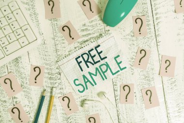 Free Sample'ı gösteren not yazma. Alışveriş merkezlerinde tüketicilere verilen ürünlerin vitrine ahşap masanın üzerine alet ve karalanmış kağıt yazma.