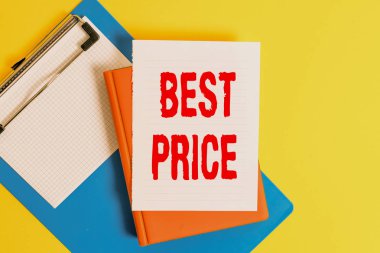 Kelime yazma metin Best Price. Alıcı veya satıcı için İş kavramı satılan bir ürün için bir şey elde edebilirsiniz veya masada kopya alanı ile boş kağıtları Yığını satın.