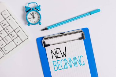 Yeni Başlangıç'ı gösteren kavramsal el yazısı. İş fotoğraf Farklı Kariyer veya çaba vitrine Yeniden Başlangıç Başlangıç Başlangıç Yenilenme Düz saat pc klavye ve not kağıdı ile masanın üzerinde yatıyordu.