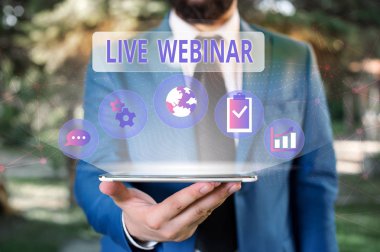 El yazısı metin Live Webinar. Kavram anlamı Etkileşimli seminer web Üzerinden iletilen Gerçek Zamanlı Erkek insan giyim resmi iş elbisesi sunum sunum akıllı cihaz kullanılarak.
