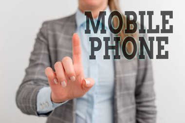 Kelime yazma metin Cep Telefonu. İş kadını ile arama ve mesaj almak için kullanılan el cihazı için iş konsepti Dijital iş konsepti.