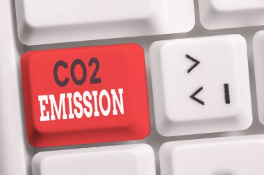 Co2 Emission yazılı el yazısı metin. Kavram anlamı zaman içinde atmosfere sera gazlarının serbest bırakılması Beyaz pc klavye beyaz arka plan anahtar kopyalama alanı üzerinde boş not kağıdı ile.