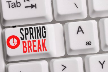 Bahar Tatili'ni gösteren kavramsal el yazısı. Beyaz arka plan tuşu kopya alanı üzerinde not kağıdı ile bahar Klavye sırasında okulda ve üniversitelerde Tatil dönemi vitrine İş fotoğraf.
