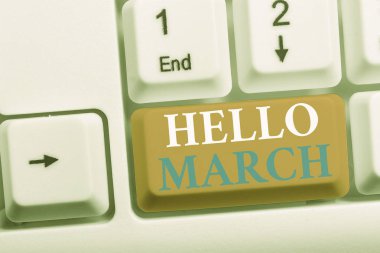 Merhaba Mart gösteren not yazma. Beyaz arka plan üzerinde not kağıdı ile beat Beyaz pc klavye ile genellikle duple veya dörtlü müzikal kompozisyon vitrine.