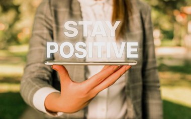 Kelime yazma metni Pozitif kal. İş kadını ile Uplifting Düşünceler Olun Engage için İş konsepti dokunmatik ekran ile tur üst tutar.