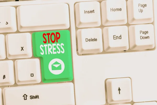 Texto de escritura de palabras Stop Stress. Concepto de negocio para buscar ayuda Tomar medicamentos Pasar tiempo con los amantes Obtener más sueño Teclado de PC blanco con papel de nota vacío por encima de la tecla de fondo blanco espacio de copia . — Foto de Stock