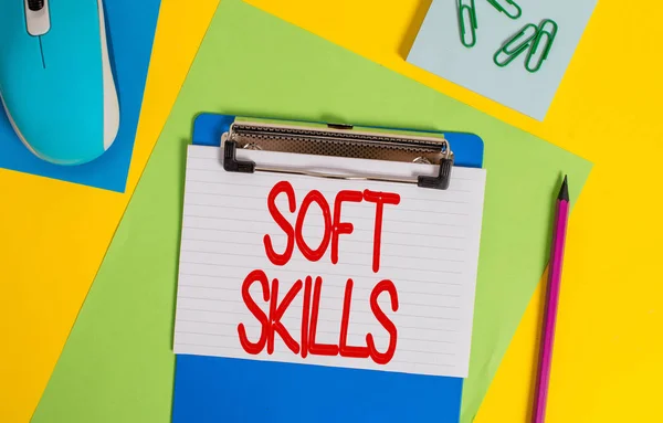 Parola di scrittura del testo Soft Skills. Business concept per dimostrare attributo abilitare interagire efficacemente con altri appunti mostrando fogli a strisce pennarelli clip blocco note sfondo colorato del mouse . — Foto Stock