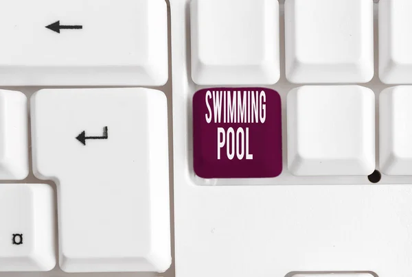 Schreibnotiz mit Schwimmbad. Business-Foto präsentiert Struktur entwickelt, um Wasser für Freizeitaktivitäten zu halten weiße PC-Tastatur mit Notizpapier über dem weißen Hintergrund. — Stockfoto