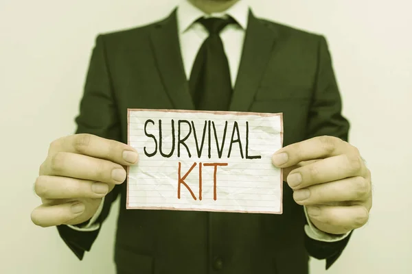 Texto manuscrito Survival Kit. Concepto que significa Equipo de Emergencia Recogida de artículos para ayudar a alguien . —  Fotos de Stock