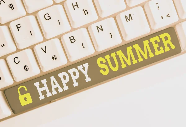 Texte manuscrit Happy Summer. Concept signifiant Plages Soleil Relaxation Chaude Saison ensoleillée Solstice Clavier pc blanc avec papier de note vide au-dessus de l'espace de copie de clé de fond blanc . — Photo