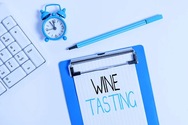 Escritura a mano conceptual que muestra la cata de vinos. Foto de negocios mostrando Degustación Alcohol Recolección social Bodega gourmet Beber Flat lay above table with clock pc keyboard and note paper . — Foto de Stock