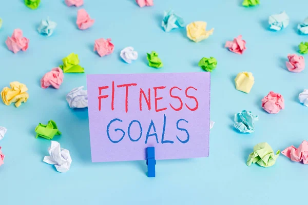 Texte écrit par mot Fitness Goals. Concept d'entreprise pour Loose fat Construire le muscle Obtenir plus fort Conditionnement Papiers froissés colorés rappel vide fond bleu pinces à linge . — Photo