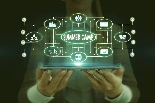 여름 캠프를 보여주는 텍스트 기호입니다. 여름철 어린이와 청소년을 위한 개념 사진 감독 프로그램. 스마트 장치를 사용하여 프리젠 테이션을 발표하는 정장 정장을 입은 여성. — 스톡 사진