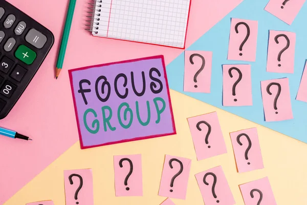 Håndskriftstekst Fokus Group. Begrepsuttrykk som betyr at de er samlet for å delta i diskusjoner om noe matematisk materiale og skrivesystem over pastellfarget bakgrunn . – stockfoto