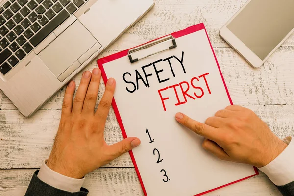 Pisanie notatki pokazano bezpieczeństwo First. Prezentacja zdjęć biznesowych Unikaj niepotrzebnego ryzyka żyć bezpiecznie Uważaj zwrócić uwagę. — Zdjęcie stockowe