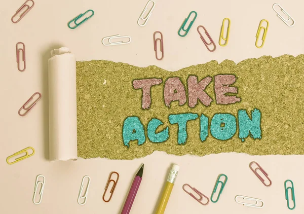 Escrevendo nota mostrando Take Action. Foto de negócios mostrando conselhos de alguém para fazer algo ou reação agora . — Fotografia de Stock