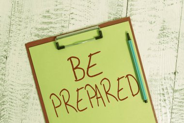 El yazısı metin Hazır olun. Kavram anlamı bir şey kullanıma hazır yapmak veya gelecekteki Renkli pano boş kağıt levha kalemi eski ahşap vintage arka plan.