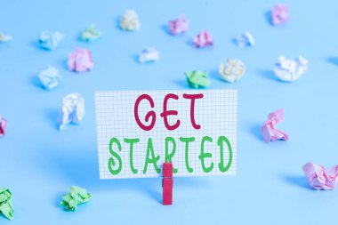 Get Started'u gösteren kavramsal el yazısı. İş fotoğraf vitrin görev çaba veya süreç şu anda renkli clothespin dikdörtgen şeklinde kağıt mavi arka plan başlamak için birisi soran.