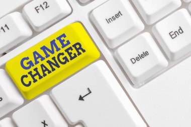 El yazısı metin Oyun Değiştirici. Kavram anlamı Spor Veri Scorekeeper Gamestreams Canlı Skorlar Takım Yöneticileri Beyaz pc klavye beyaz arka plan tuşu kopyalama alanı üzerinde boş not kağıdı ile.