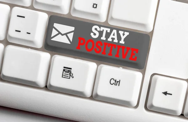 Escrita de mão conceitual mostrando Stay Positive. Foto de negócios mostrando Engajar em Pensamentos de Uplifting Seja otimista e real Teclado pc branco com papel de nota acima do fundo branco . — Fotografia de Stock