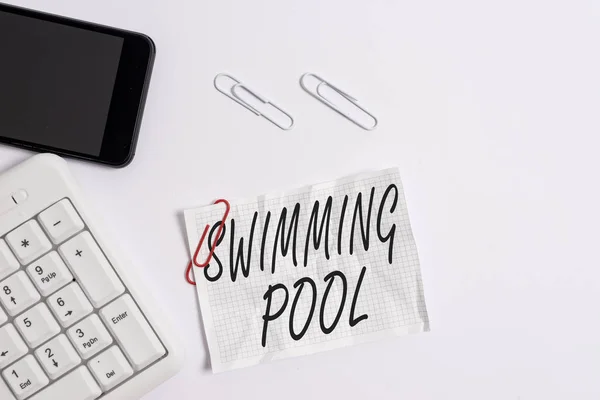 Textschild mit Schwimmbad. konzeptionelle Foto-Struktur entwickelt, um Wasser für Freizeitaktivitäten zu halten weiße PC-Tastatur mit leerem Notizpapier über weißem Hintergrund und Handy. — Stockfoto