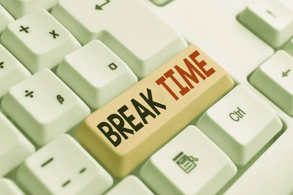 Manuscrito texto escrevendo Break Time. Conceito significado Período de descanso ou recreação depois de fazer de determinado trabalho Teclado pc branco com papel de nota vazio acima espaço de cópia de chave de fundo branco . — Fotografia de Stock