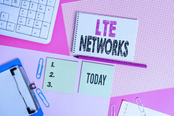 Lte नेटवर्क दिखाने वाला पाठ चिह्न. संकल्पनात्मक फोटो वायरलेस संचार लेखन उपकरणों और रंगीन सादा तालिका के ऊपर रखे कंप्यूटर सामान के लिए सबसे तेज़ नेटवर्क कनेक्शन उपलब्ध है . — स्टॉक फ़ोटो, इमेज