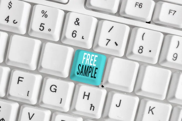 Writing note showing Free Sample. Business photo showcasing portion of products given to consumers in shopping malls White pc keyboard with note paper above the white background. — Stock Photo, Image