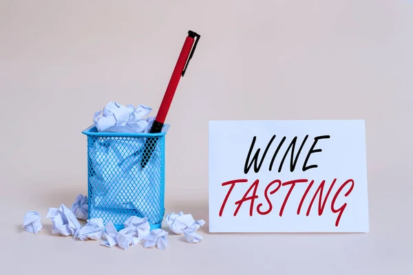 Signo de texto que muestra la cata de vinos. Foto conceptual Degustación Alcohol Recolección social Bodega gourmet Beber basura de papel arrugado y estacionario con papel de nota colocado en el bote de basura . — Foto de Stock