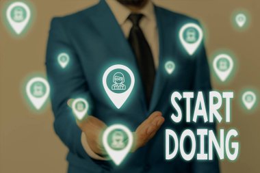 El yazısı metni Yapmaya Başla. Kavram şu anda eylem ile gitmek için birisi soran tereddüt etmeyin Erkek insan giyim resmi iş elbisesi sunum sunum akıllı cihaz kullanarak.