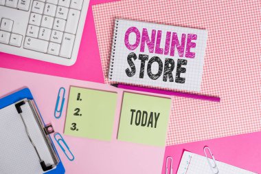 Çevrimiçi Mağaza'yı gösteren metin işareti. Kavramsal fotoğraf Satılık öğeleri sunan ve kredi kartı kabul eden bir web sitesi Renkli düz tablo nun üzerine yerleştirilen ekipman ve bilgisayar malzemeleri yazma.