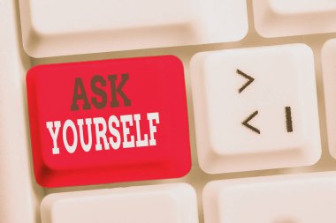 El yazısı metin yazma Kendinize sorun. Kavram anlamı Gelecek Anlam ve Yaşam Hedefleri Amaç Beyaz pc klavye beyaz arka plan tuşu kopyalama alanı üzerinde boş not kağıdı ile düşünme.